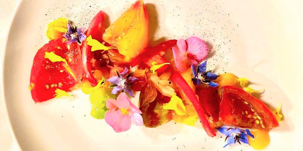 La vision de la tomate comme au potager par un traiteur créatif